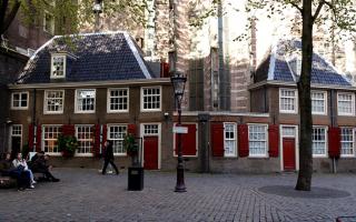 Amsterdamo herbas ir vėliava: aprašymas ir reikšmė Ką Amsterdame reiškia trys kryžiai