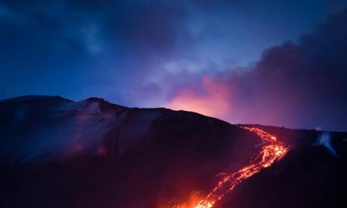 Ученые бьют тревогу: просыпается гигантский вулкан Катла в Исландии (5 фото) Извержение исландского вулкана эйяфьятлайокудль